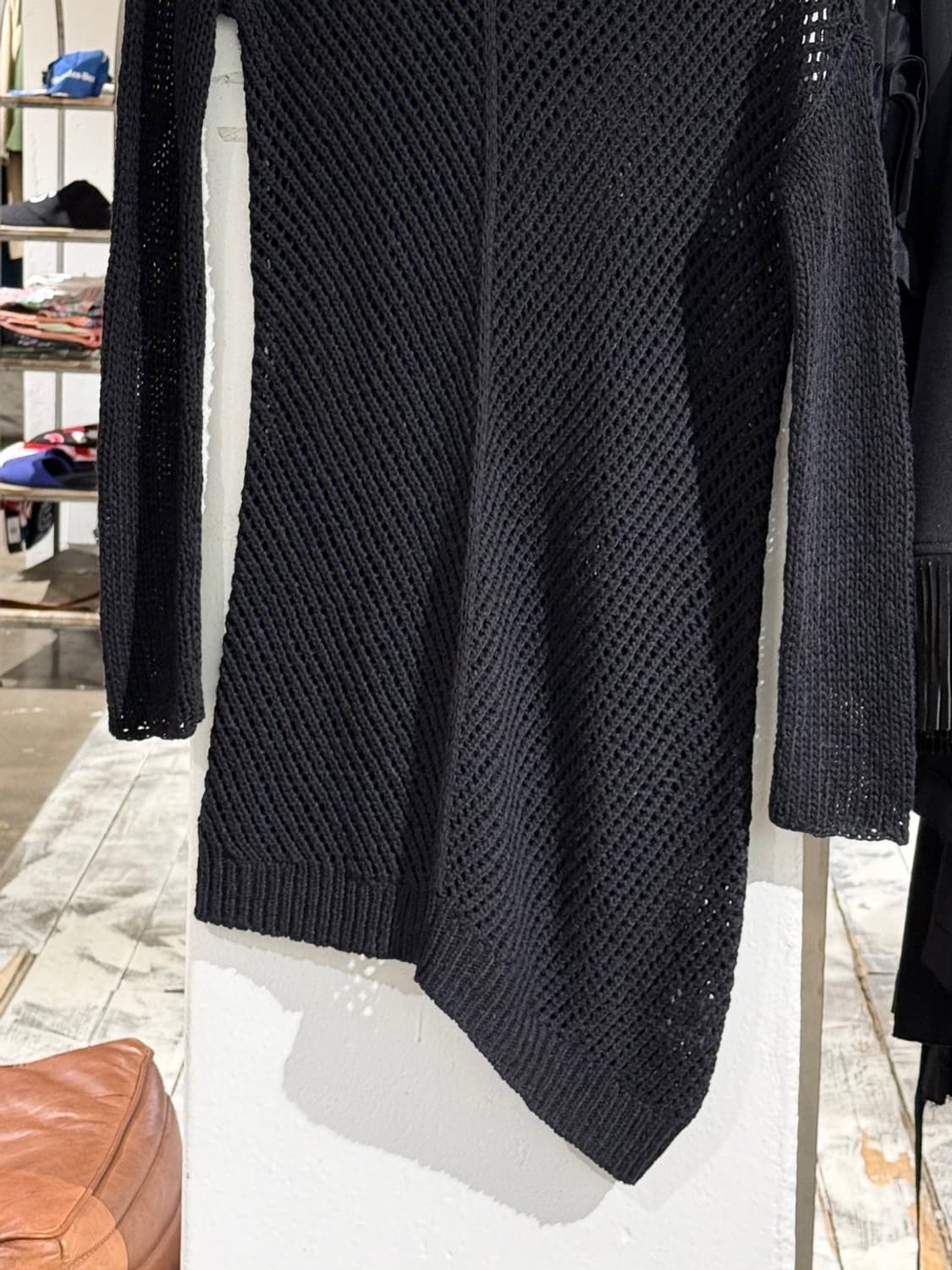 헬무트랭 블랙 비대칭 브이넥 메쉬 니트 상품이미지3