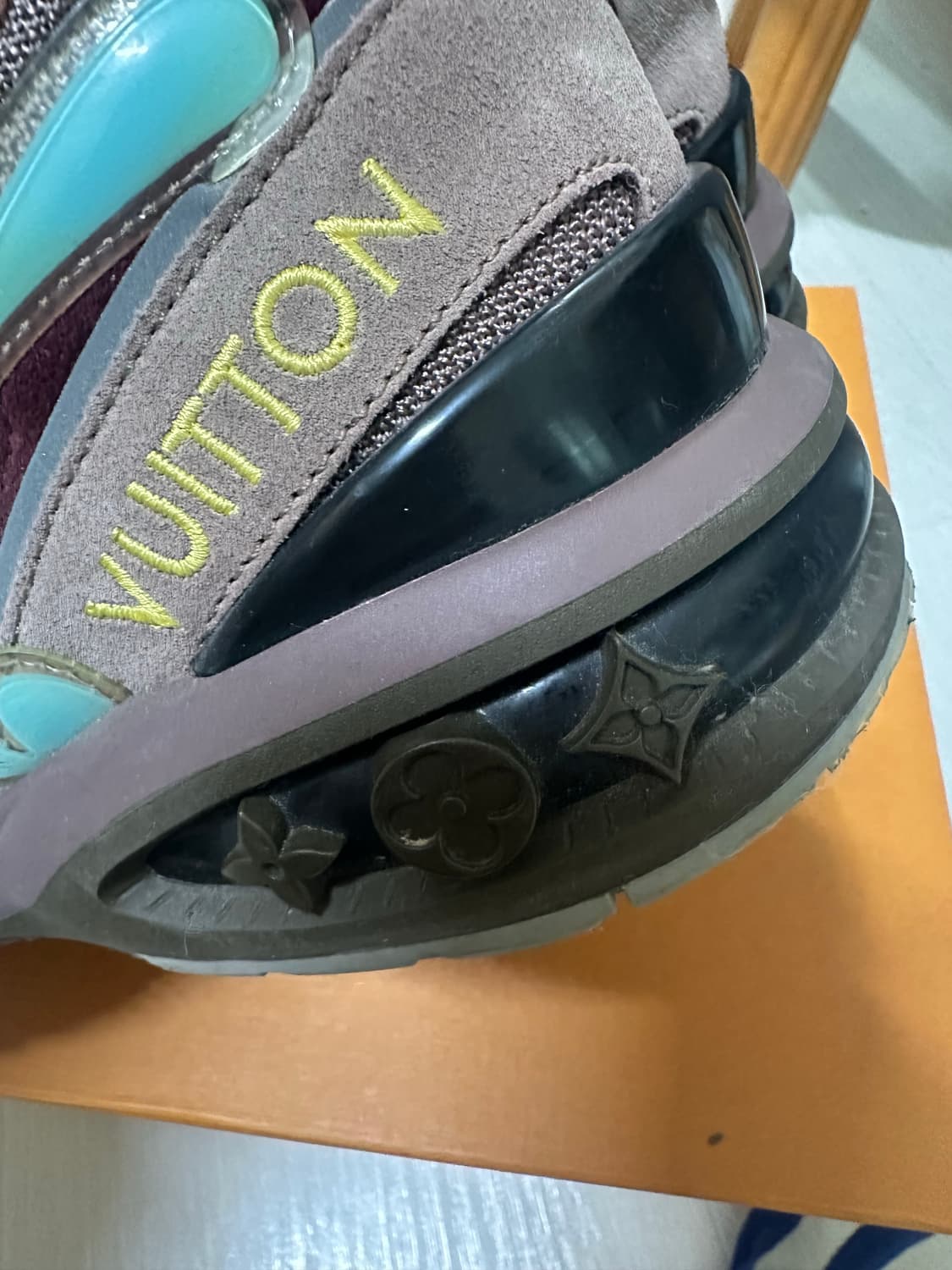 [6] 루이비통 20SS 메인컬렉션 블루 네임택 스니커즈 버건디 상품이미지6