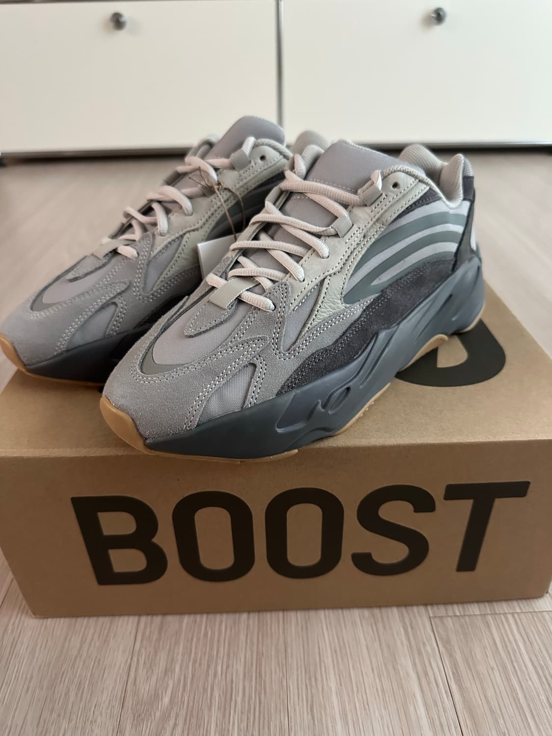 [275] 이지 부스트 700 V2 테프라 상품이미지1