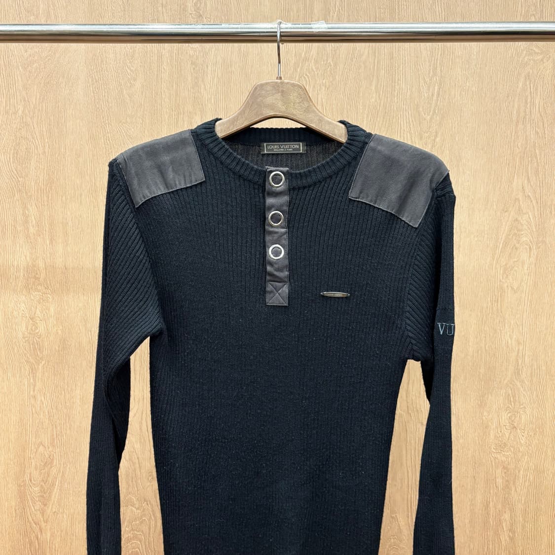 루이비통 긴팔 니트 숄더 레더 패치 소매 로고 자수 메탈 디테일 블랙 상품이미지4
