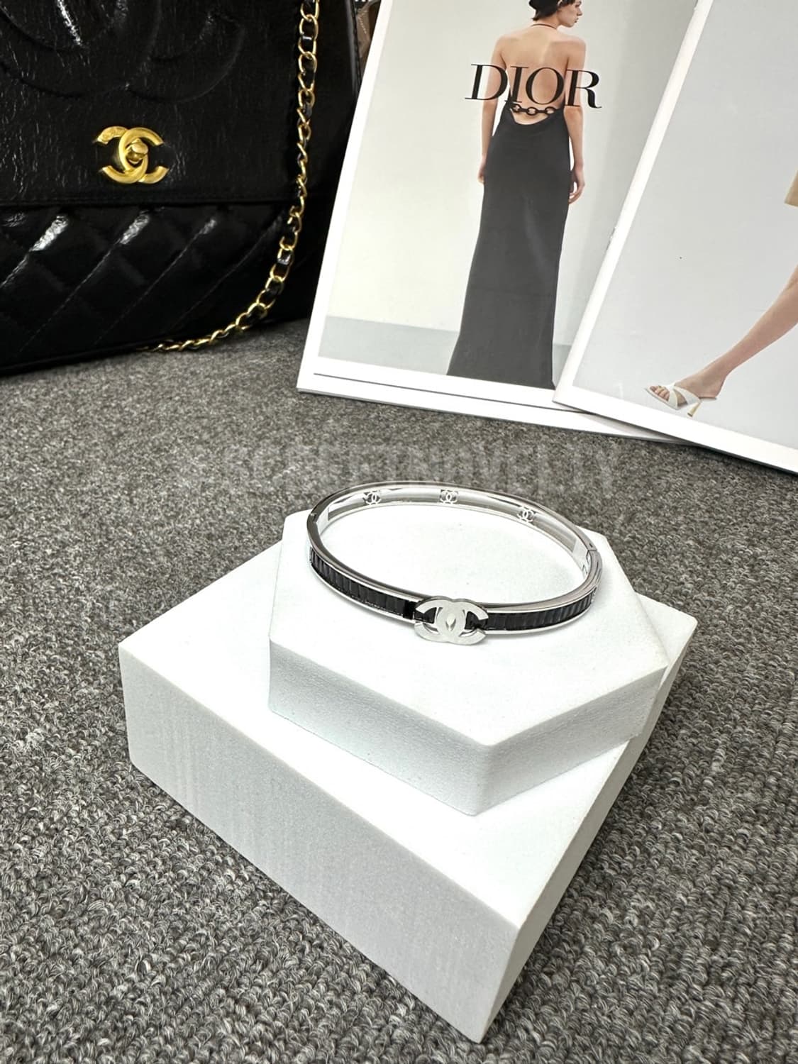 샤넬 블랙 & 실버 로고 팔찌 상품이미지3