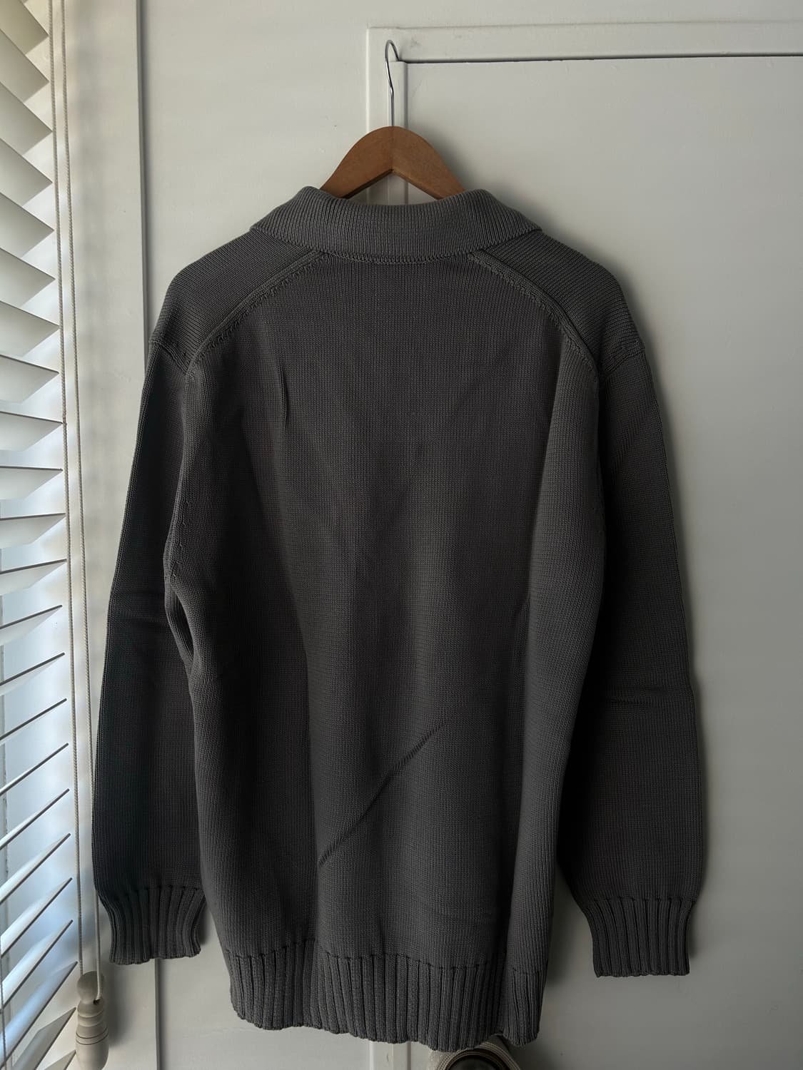 cos 오픈카라 니트 상품이미지2