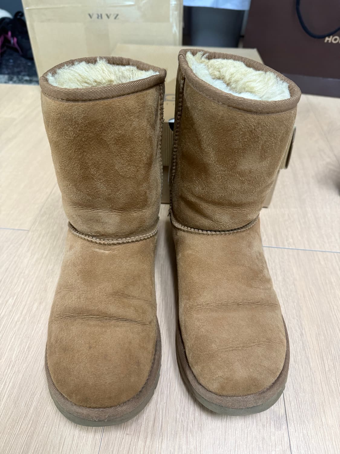 어그 클래식 오버로크 스티치 숏 부츠 230사이즈 상품이미지1