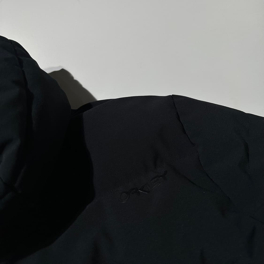 오클리 체스트 로고 푸퍼 패딩 블랙 상품이미지6