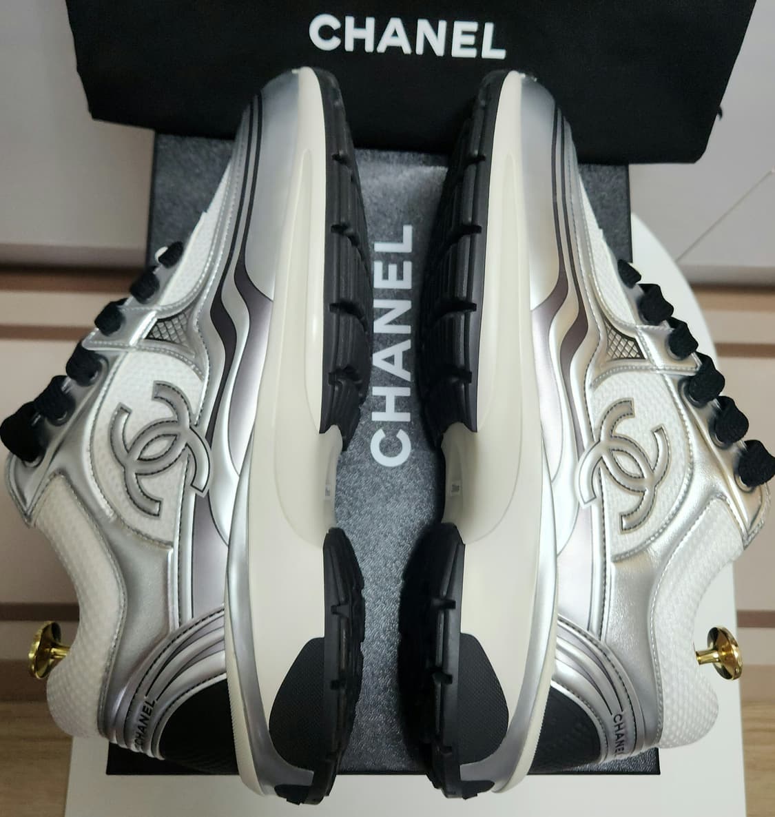 [정품 ] 샤넬 스니커즈 운동화 CC로고 샤식스 실버/블랙/화이트 42 상품이미지3