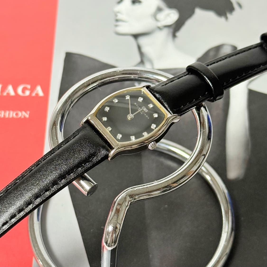 발렌시아가 빈티지 라운드 쿠션케이스 시계  상품이미지4