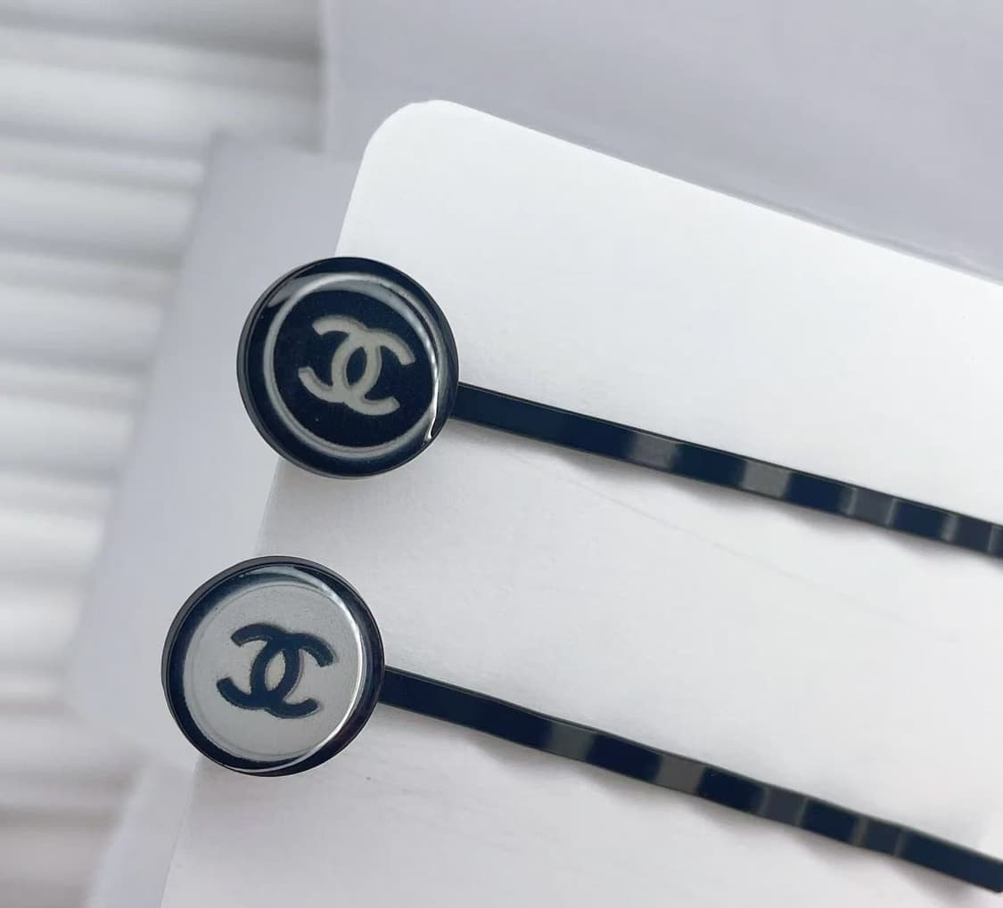 샤넬 뷰티 로고 헤어핀 2종  상품이미지1