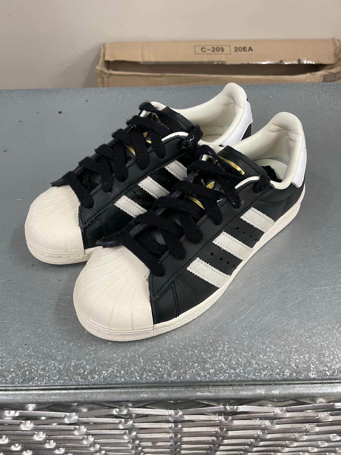 아디다스 슈퍼스타 82 코어 블랙 220 상품이미지2