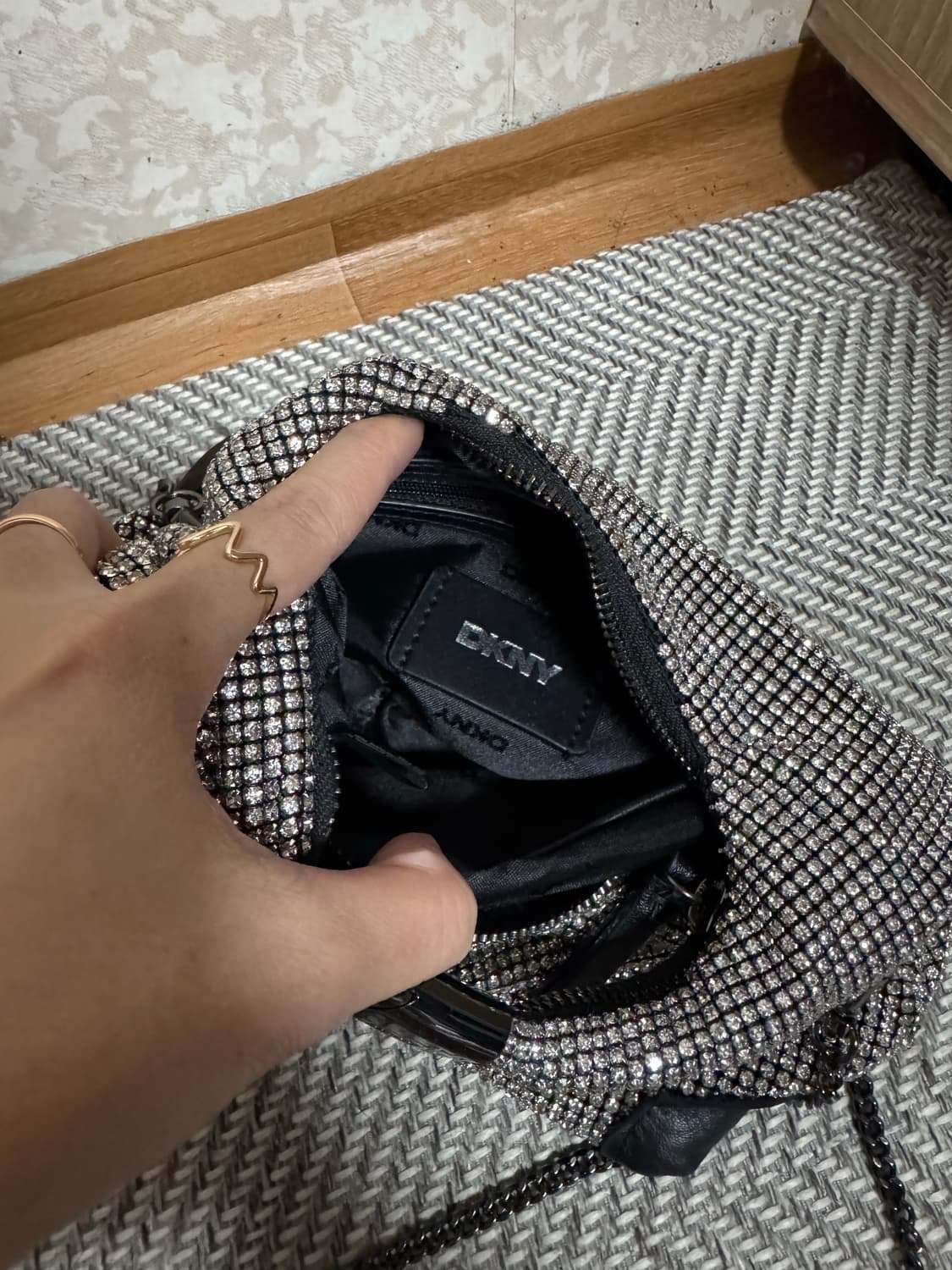 디케이앤와이 DKNY 멜 클리어 큐빅 미니 토트 숄더백 상품이미지5