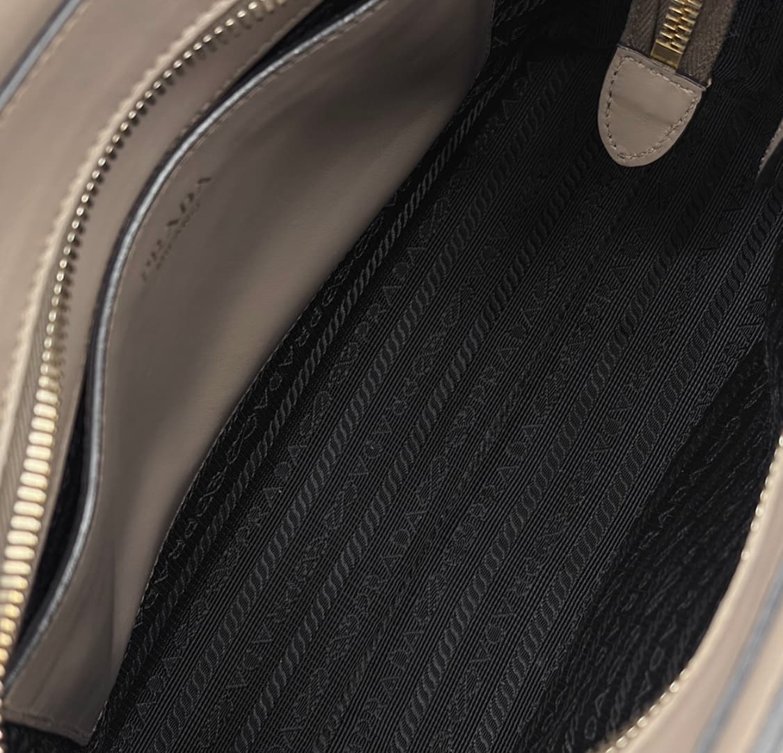 [OS] 프라다 여성 사피아노 소프트 레더 토트백 숄더백 클레이 그레이 상품이미지10