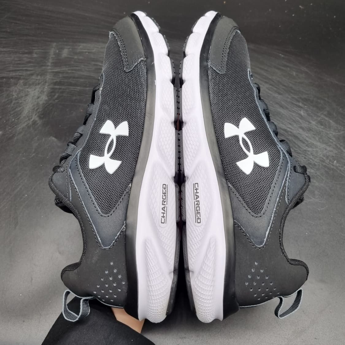 언더아머 UA차지드 어서트9 런닝화275. 상품이미지5
