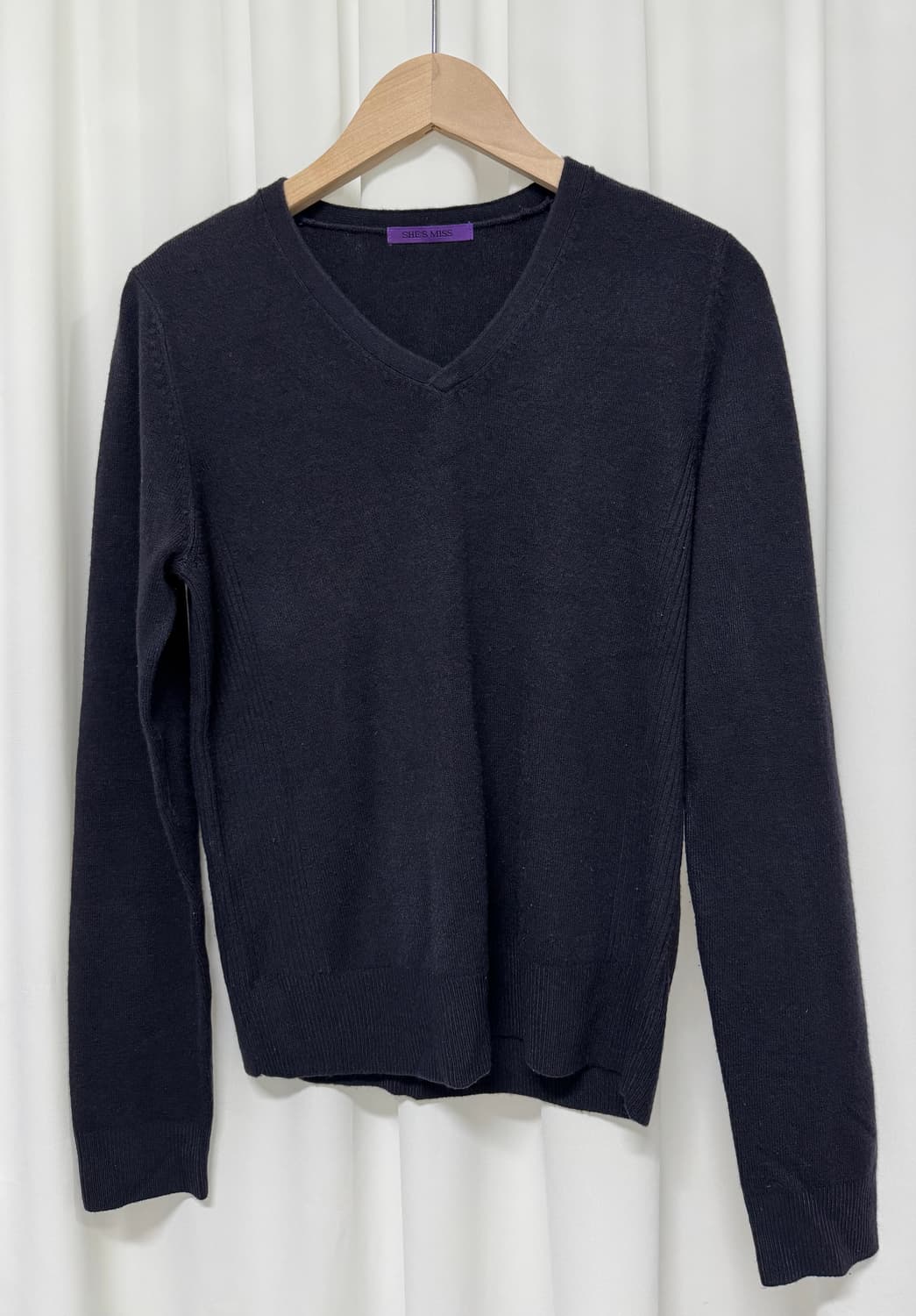 쉬즈미스 블랙 브이넥 니트 상품이미지2