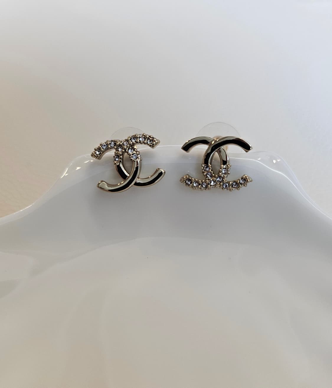 샤넬 언발 큐빅 CC로고 귀걸이 샴페인골드 업사이클링 상품이미지1