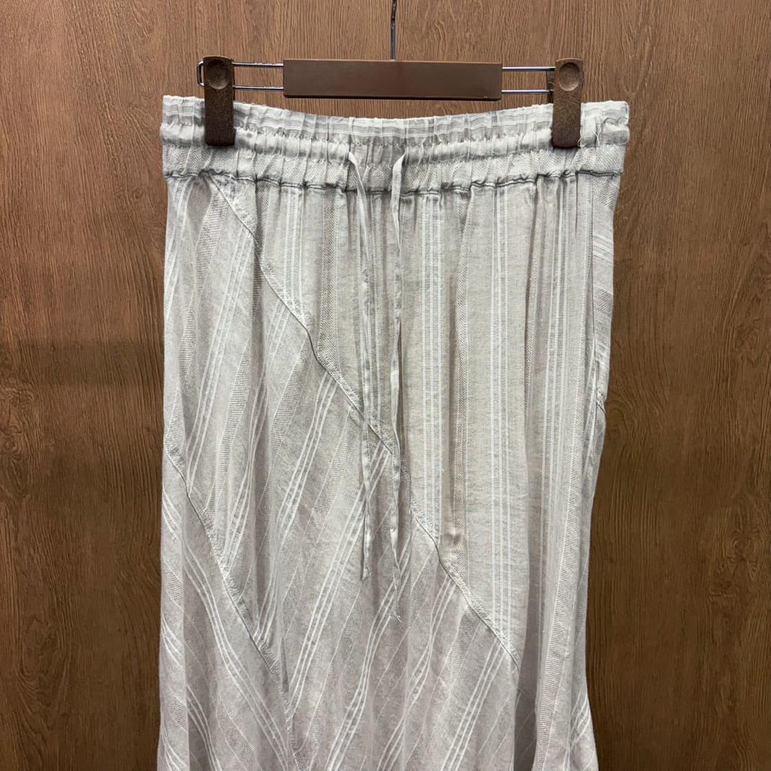 도나카란 뉴욕 스트라이프 롱 스커트 밴딩 스트링 언밸런스 밑단 베이지 상품이미지4