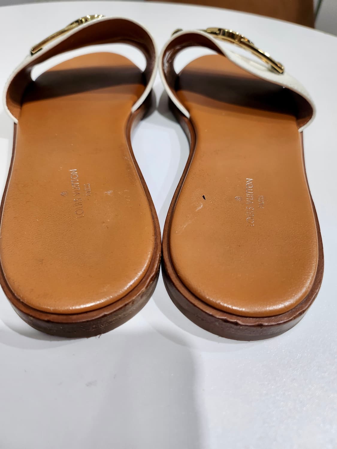 루이비통 화이트 골드 로고 슬리퍼 37.5 정품 상품이미지7
