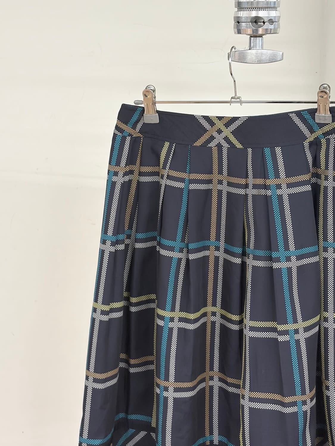 꾸레쥬 네이비 체크 패턴 플리츠 미디 스커트  상품이미지2