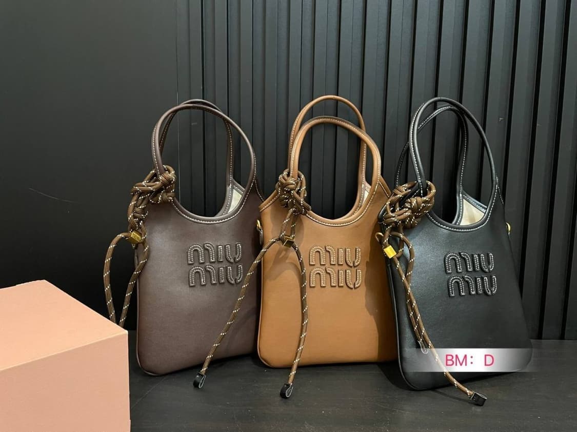 미우미우(Miu Miu) 아이비 가죽 핸드백 상품이미지1