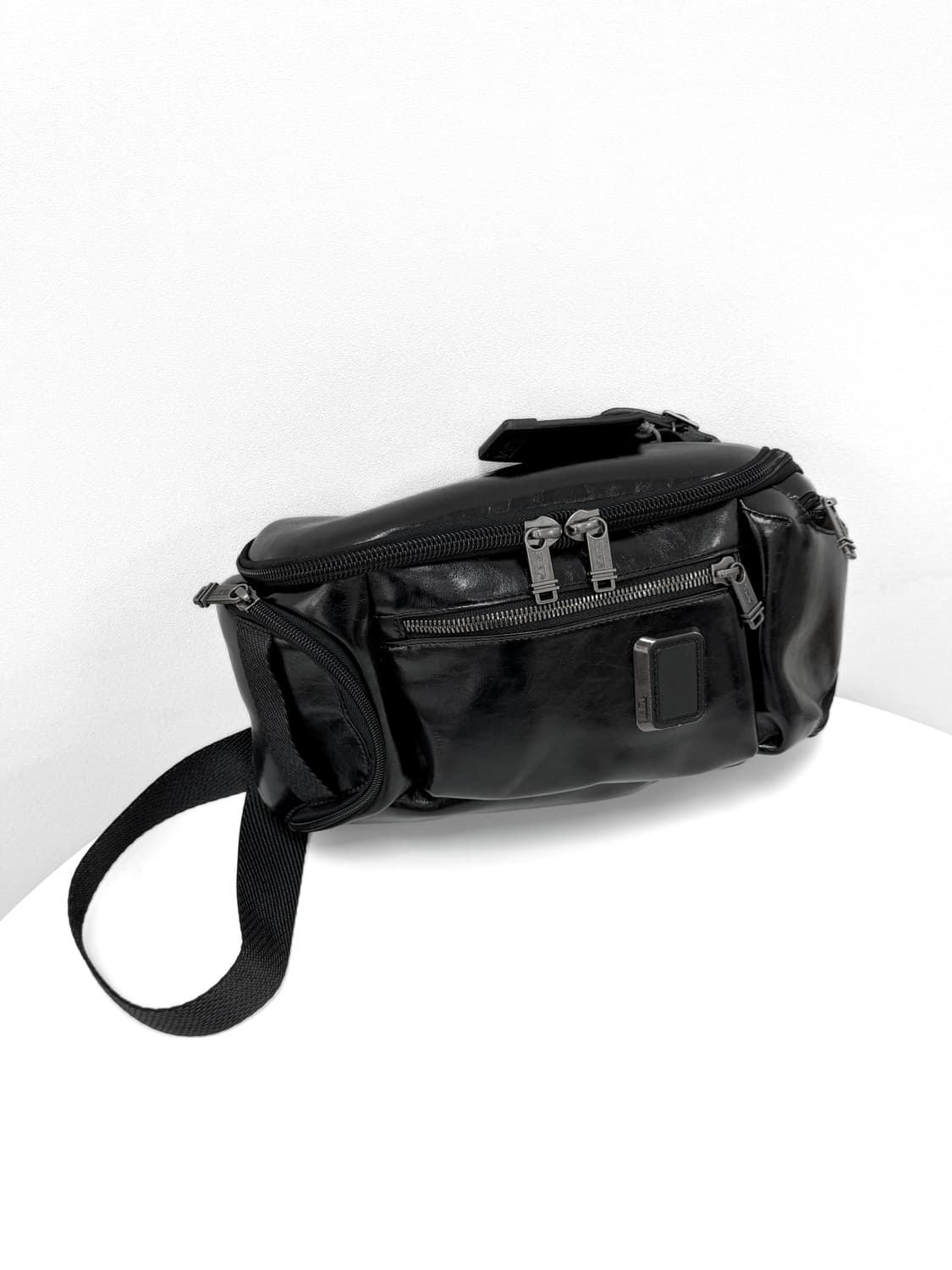 투미 알파 브라보 샤인 램스킨 슬링백 상품이미지3