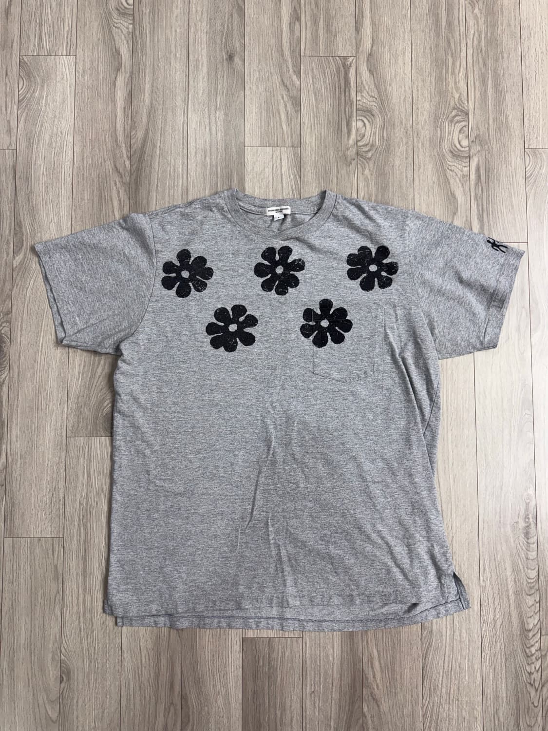 엔지니어드가먼츠 플라워 포켓 그레이 반팔 티셔츠 상품이미지1