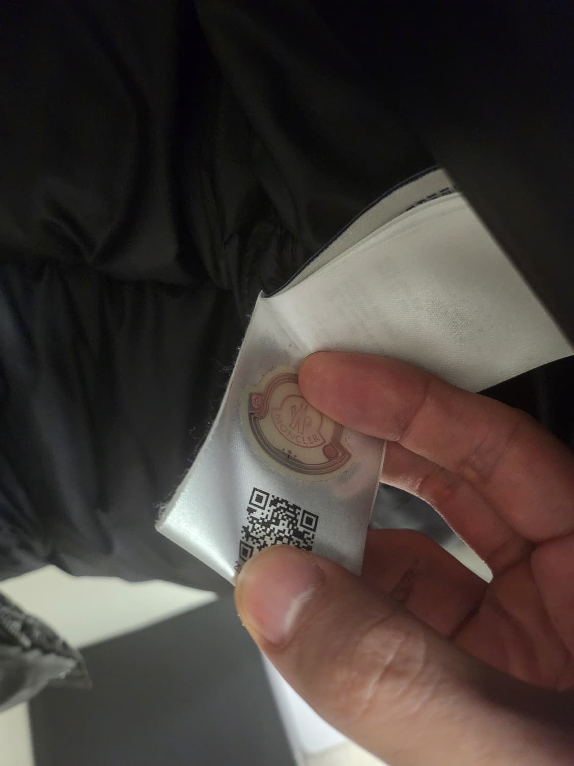 몽클레어 에이나드 Aynard 유광패딩 4사이즈 (박재범착용) 상품이미지7