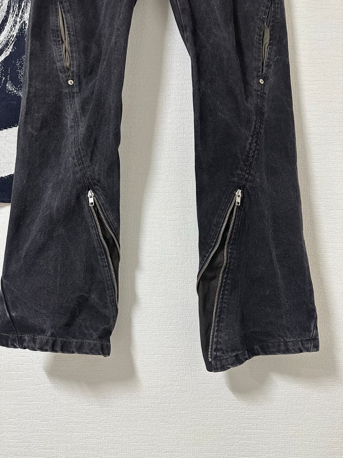 넥스트도어립스 트위스트 디테일 지퍼기믹 워싱데님 상품이미지4