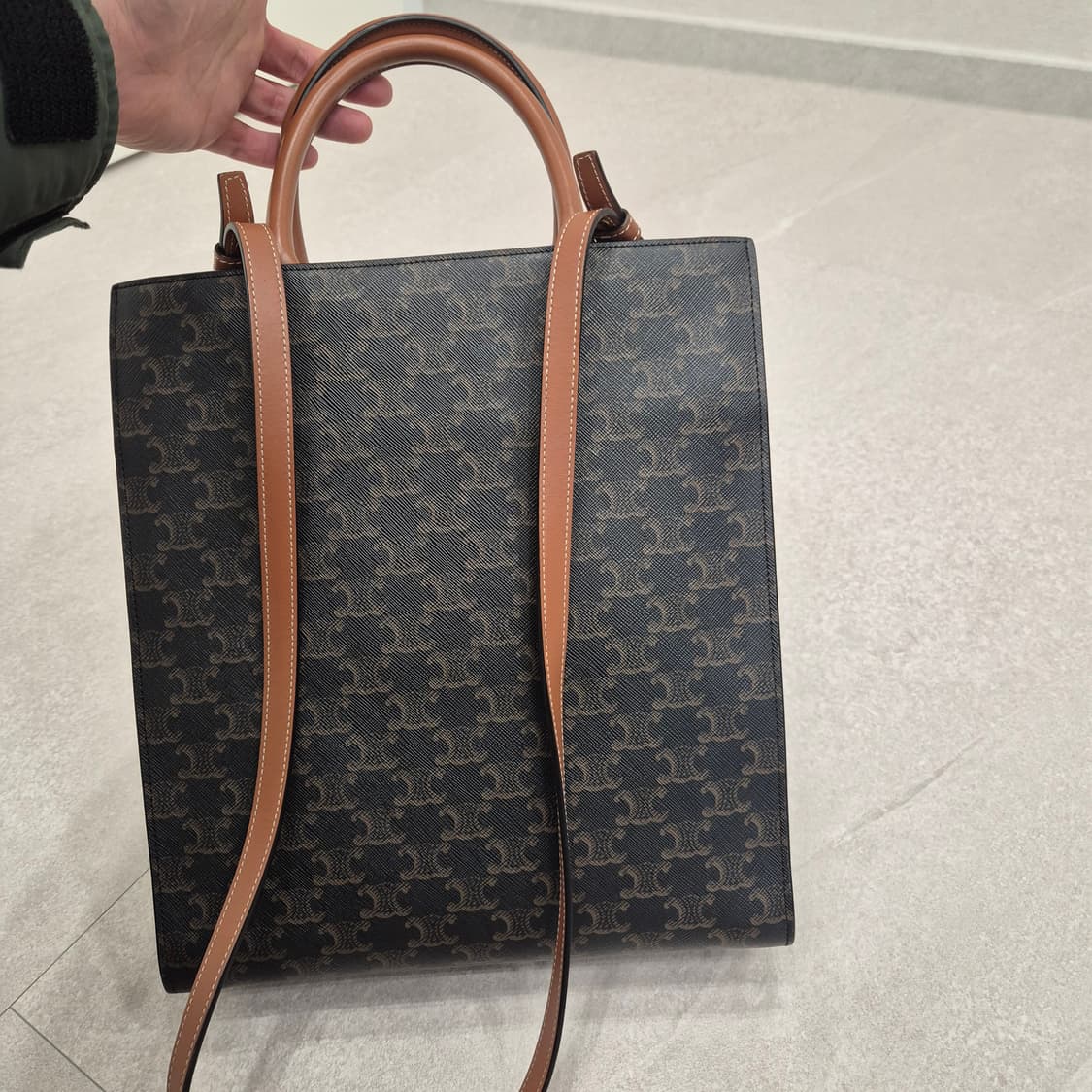 셀린느 버티컬 카바스 트리옹프 스몰 크로스백 가죽신품급 상품이미지2