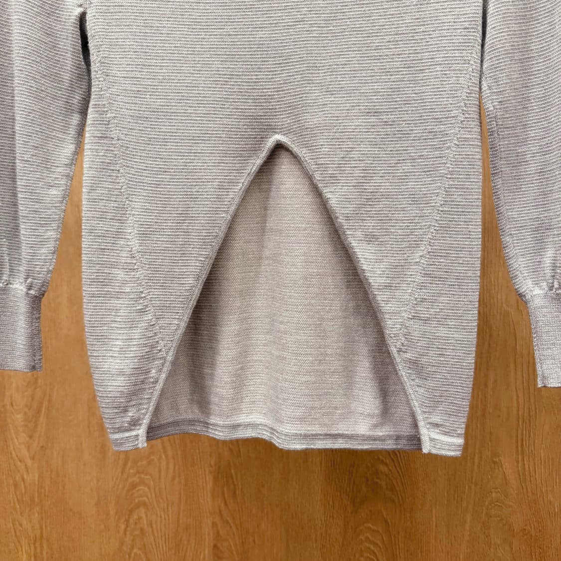 띠어리 라운드넥 니트 7부 소매 티셔츠 백슬릿 디테일 그레이 상품이미지6