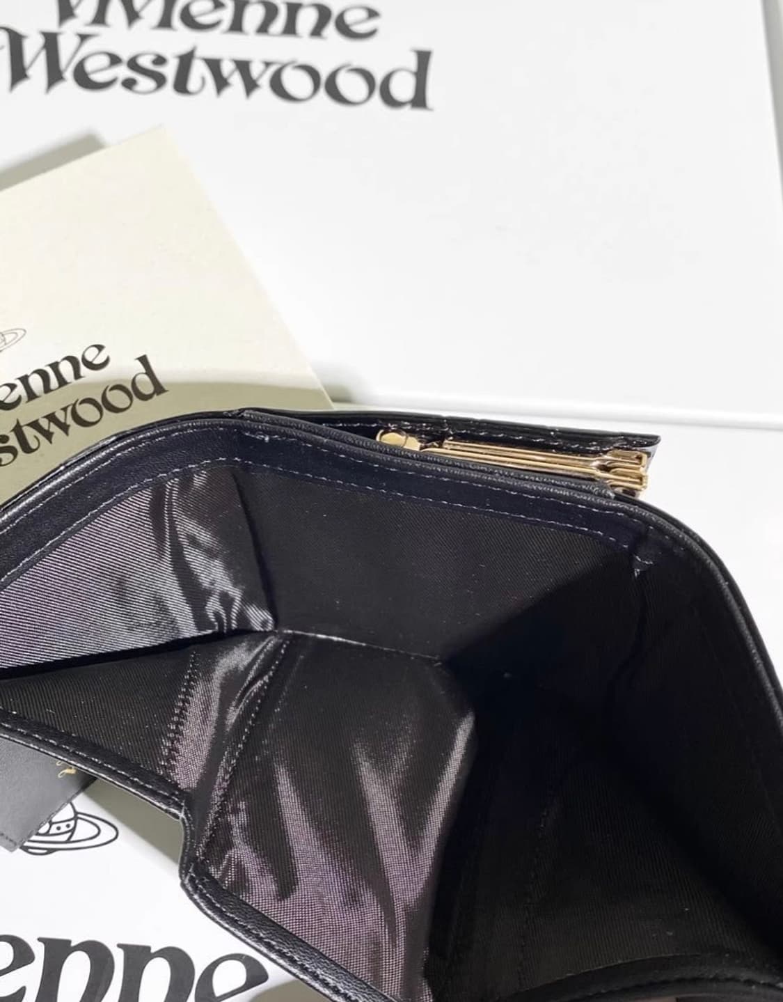 비비안웨스트우드 아카이브 금장 orb 펀칭 블랙레더 하프월렛 반지갑 상품이미지6