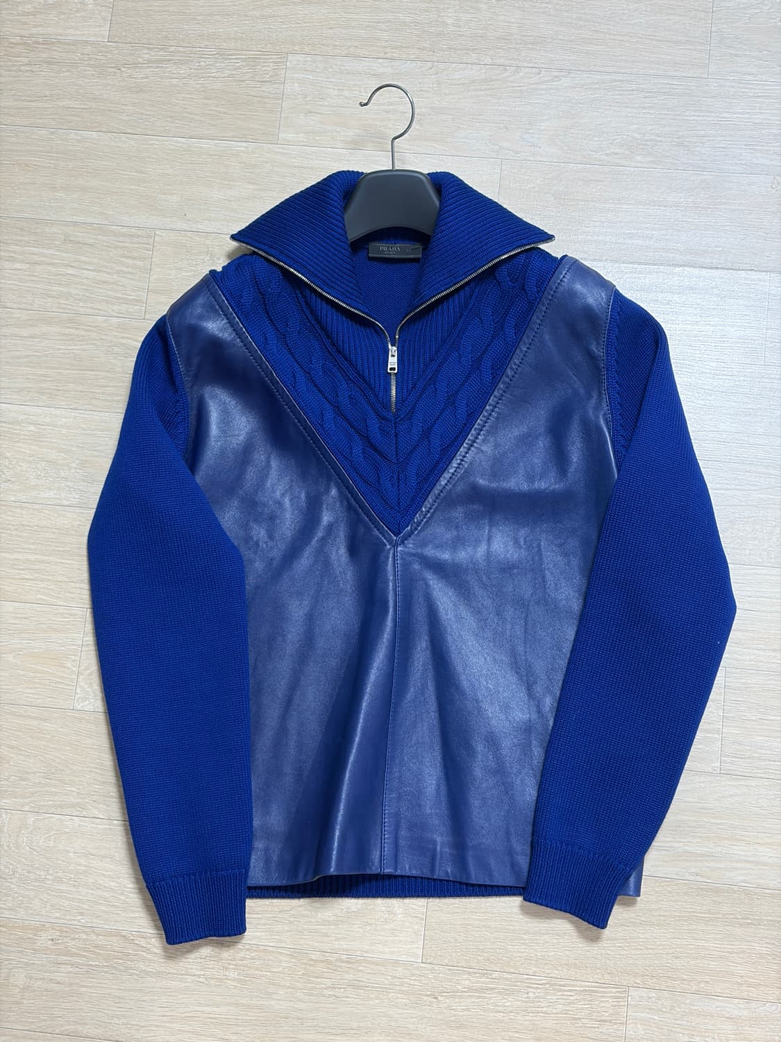 (모델 장진우 착용) 프라다 램스킨 하프집업 니트 상품이미지2