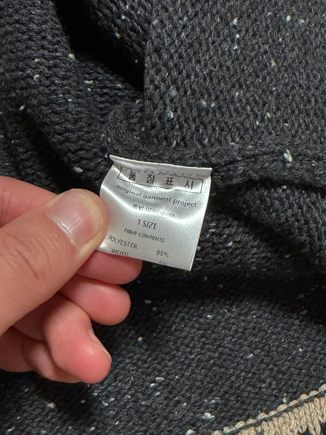 오가프 자카드 웨이즈 니트 차콜 상품이미지5