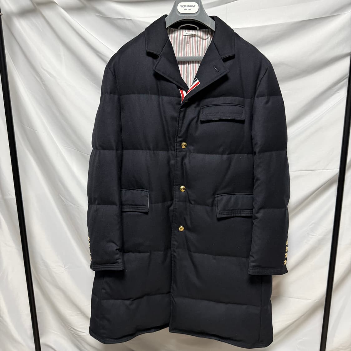 [S+급/오버핏1] 톰브라운 백삼선 금장 울 코트 패딩 상품이미지3
