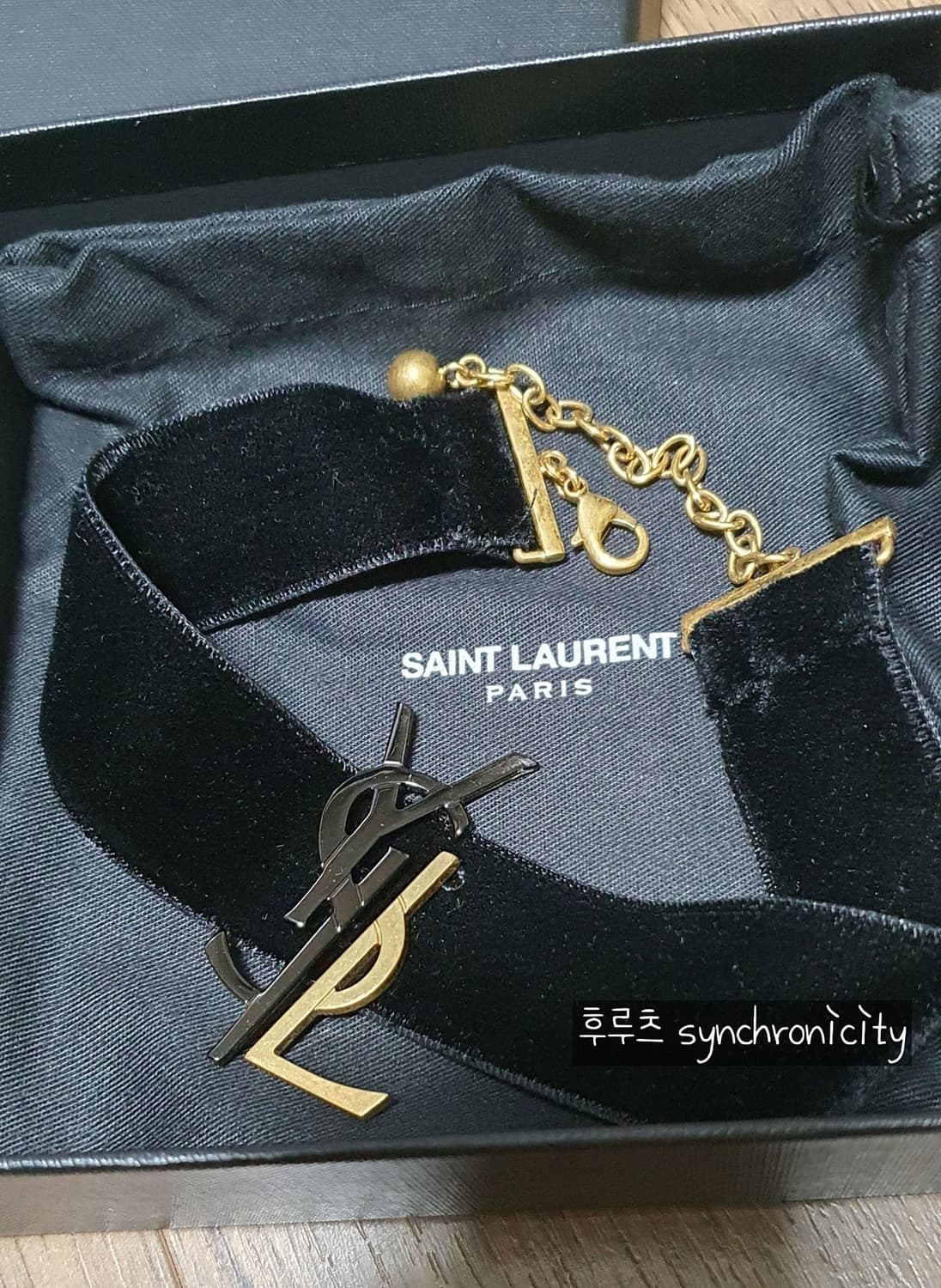 생로랑 모노그램 로고 벨벳 초커 목걸이 상품이미지2