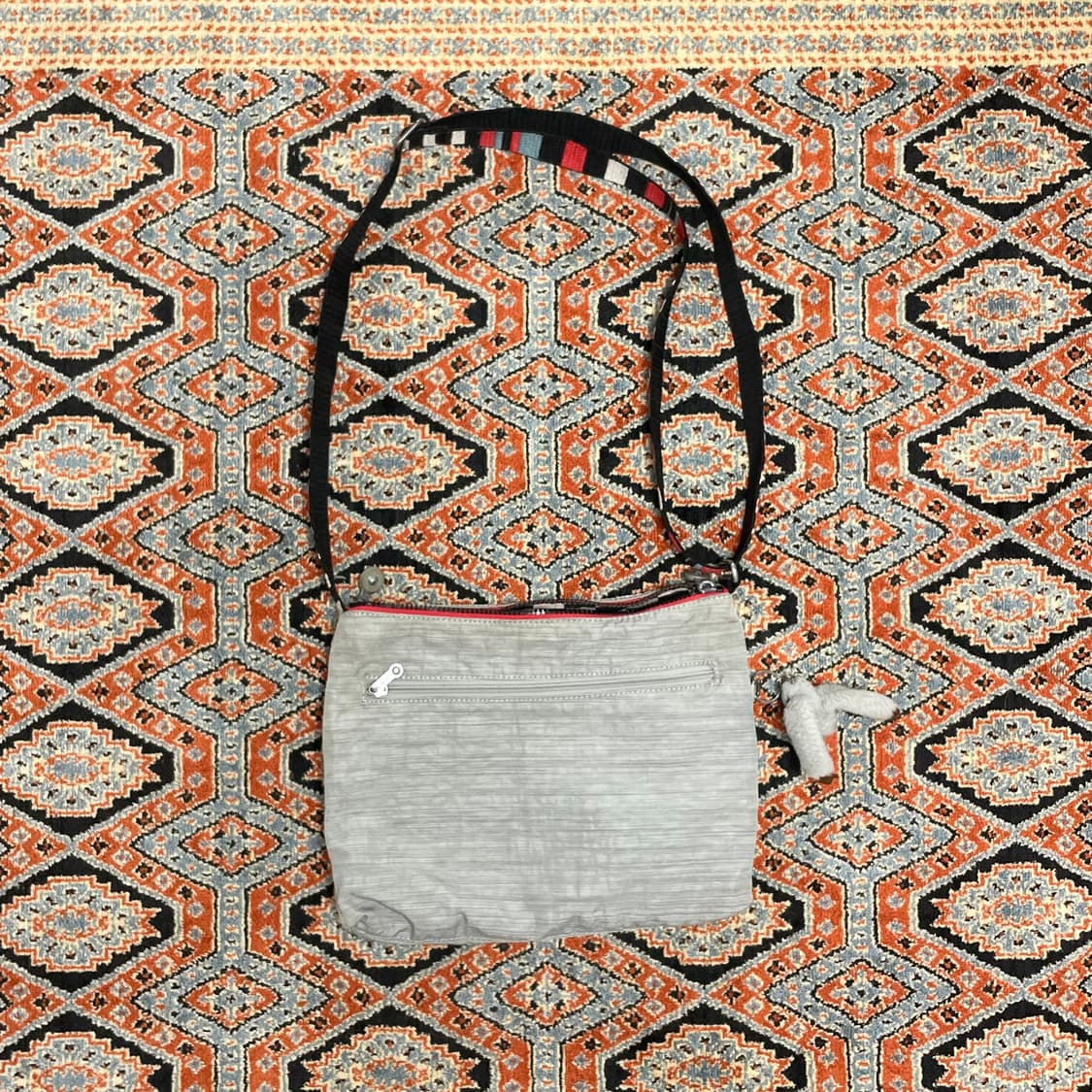 키플링 그레이 지퍼디테일 크로스백  상품이미지2