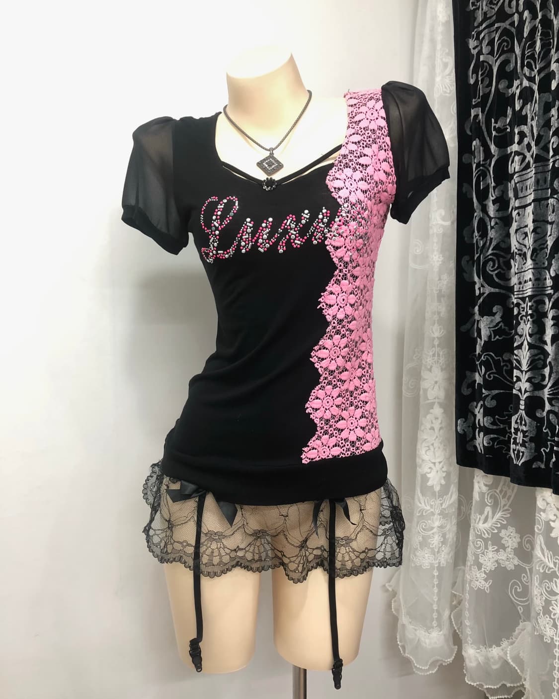 side pink lace cubic detail black top 상품이미지2