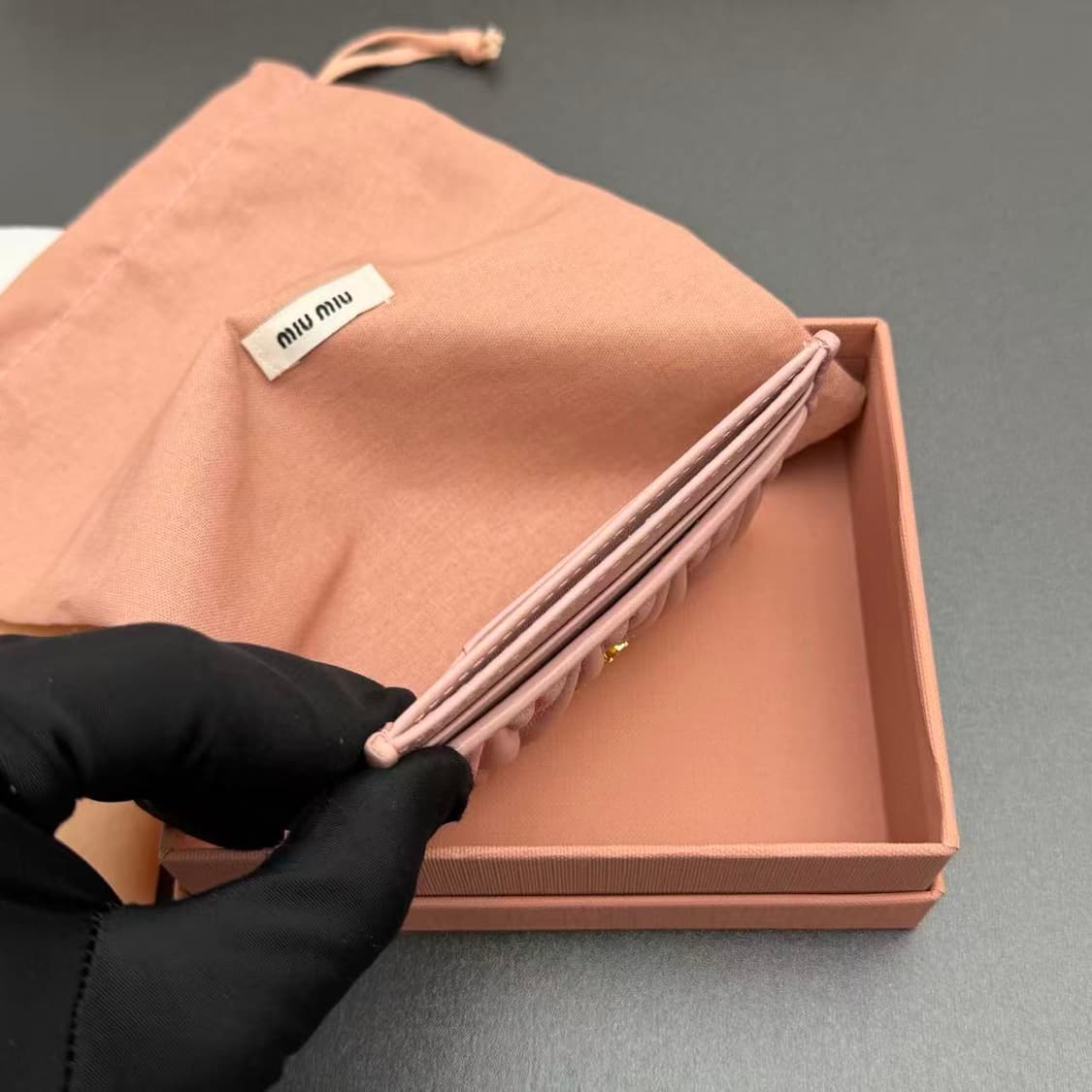 미우 미우 마테라쎄 나파 가죽 카드 홀더 앨러배스터 핑크 상품이미지4