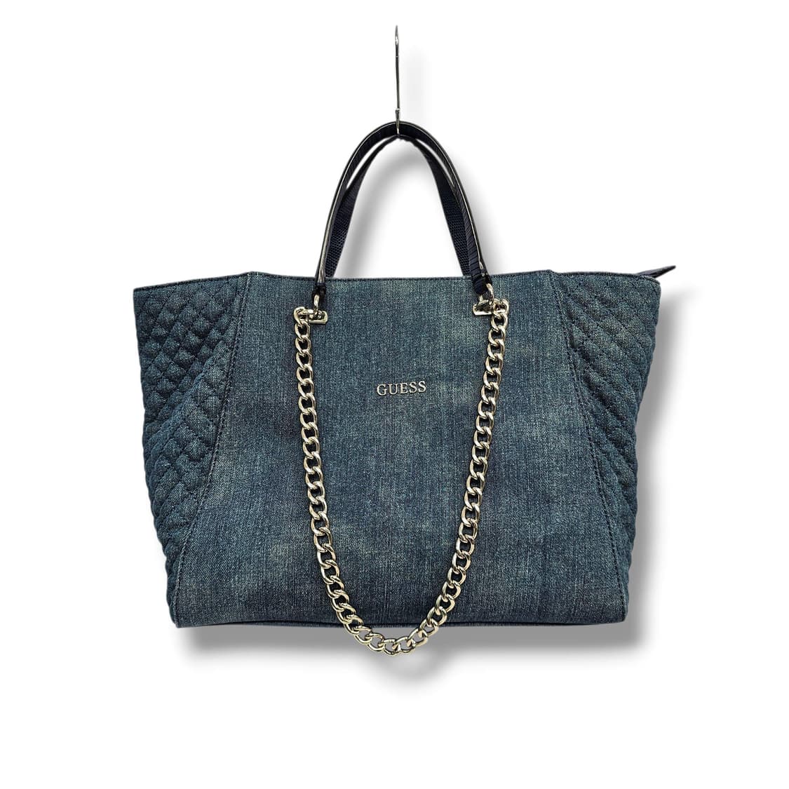 GUESS 게스 니키 체인 데님 토트백 상품이미지1