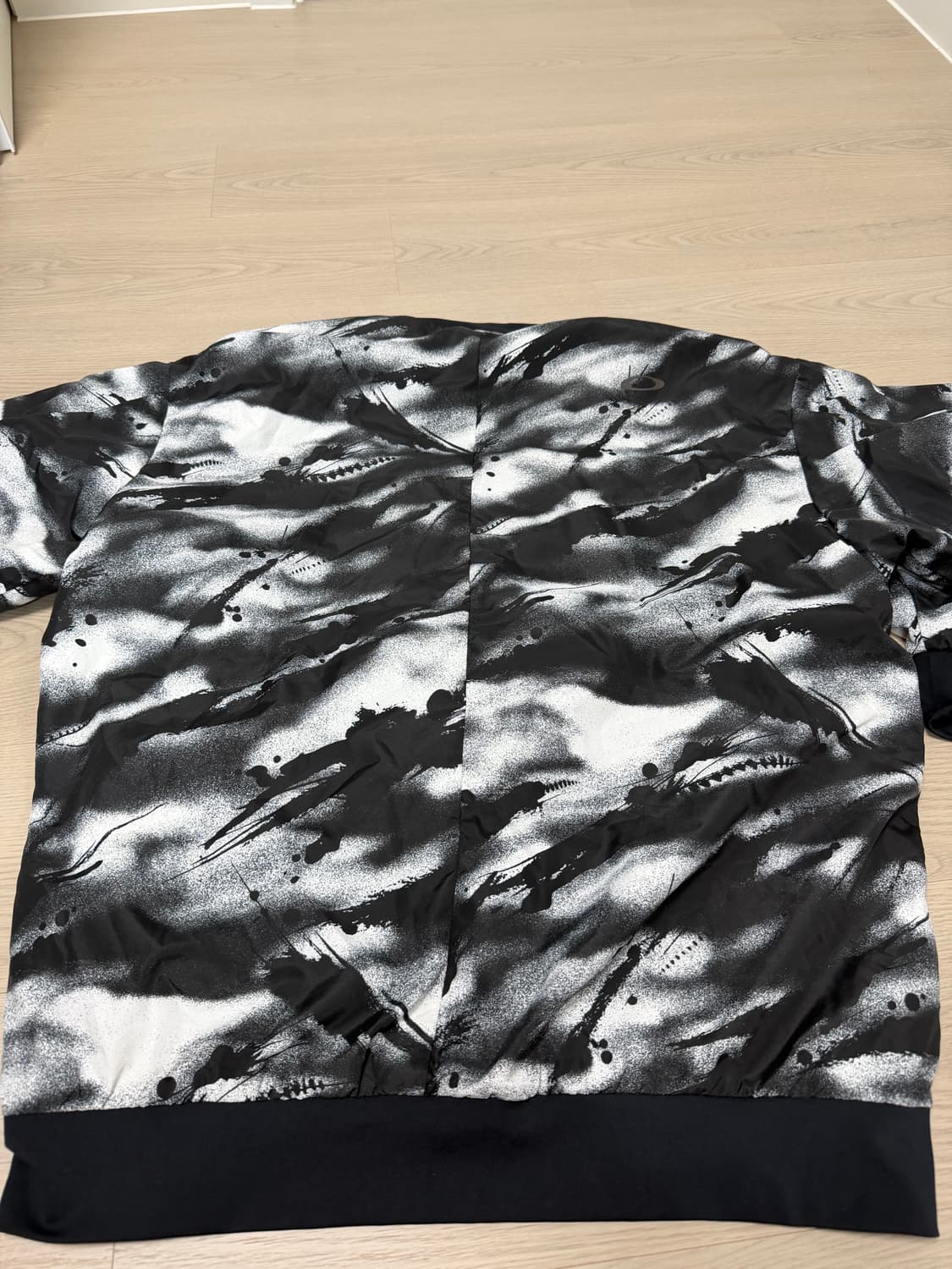 오클리 블랙 화이트 페인팅 바람막이 상품이미지5