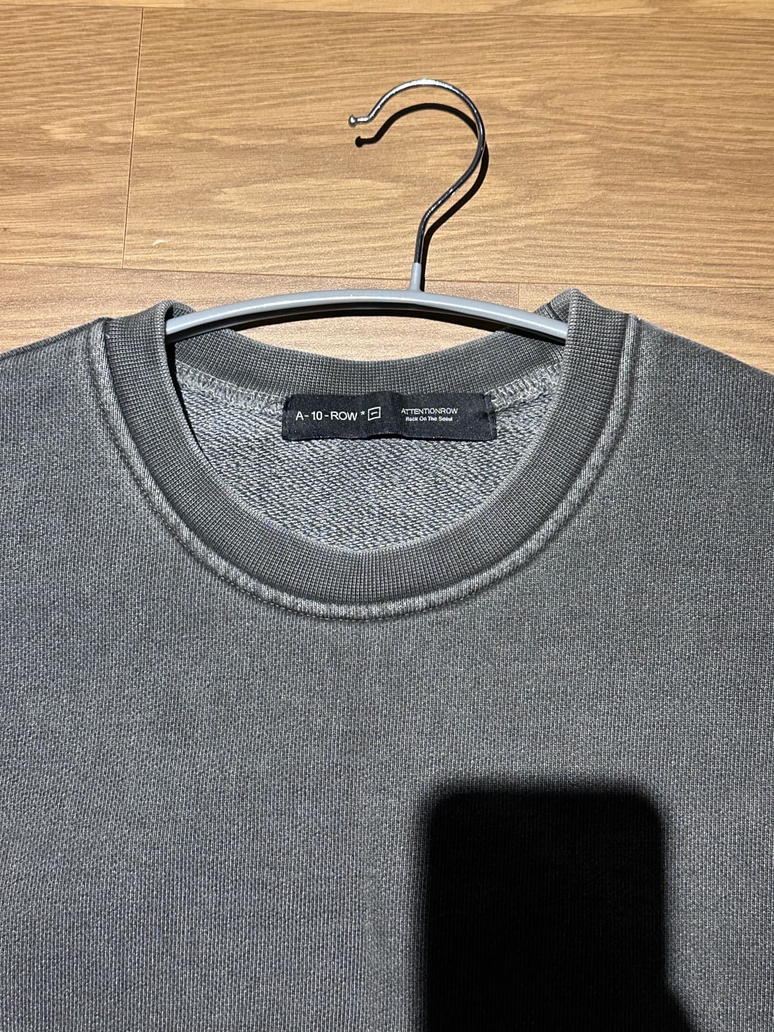 어텐션로우 헤비 피그먼트 맨투맨 차콜 상품이미지3