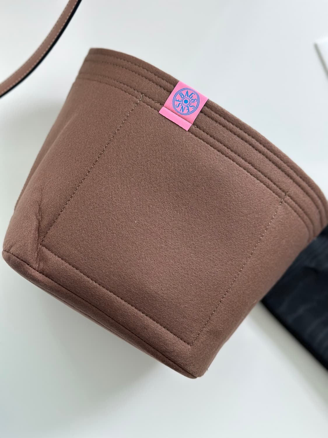 셀린느 트리오페 스몰 스무스 카프스킨 버킷백 상품이미지6