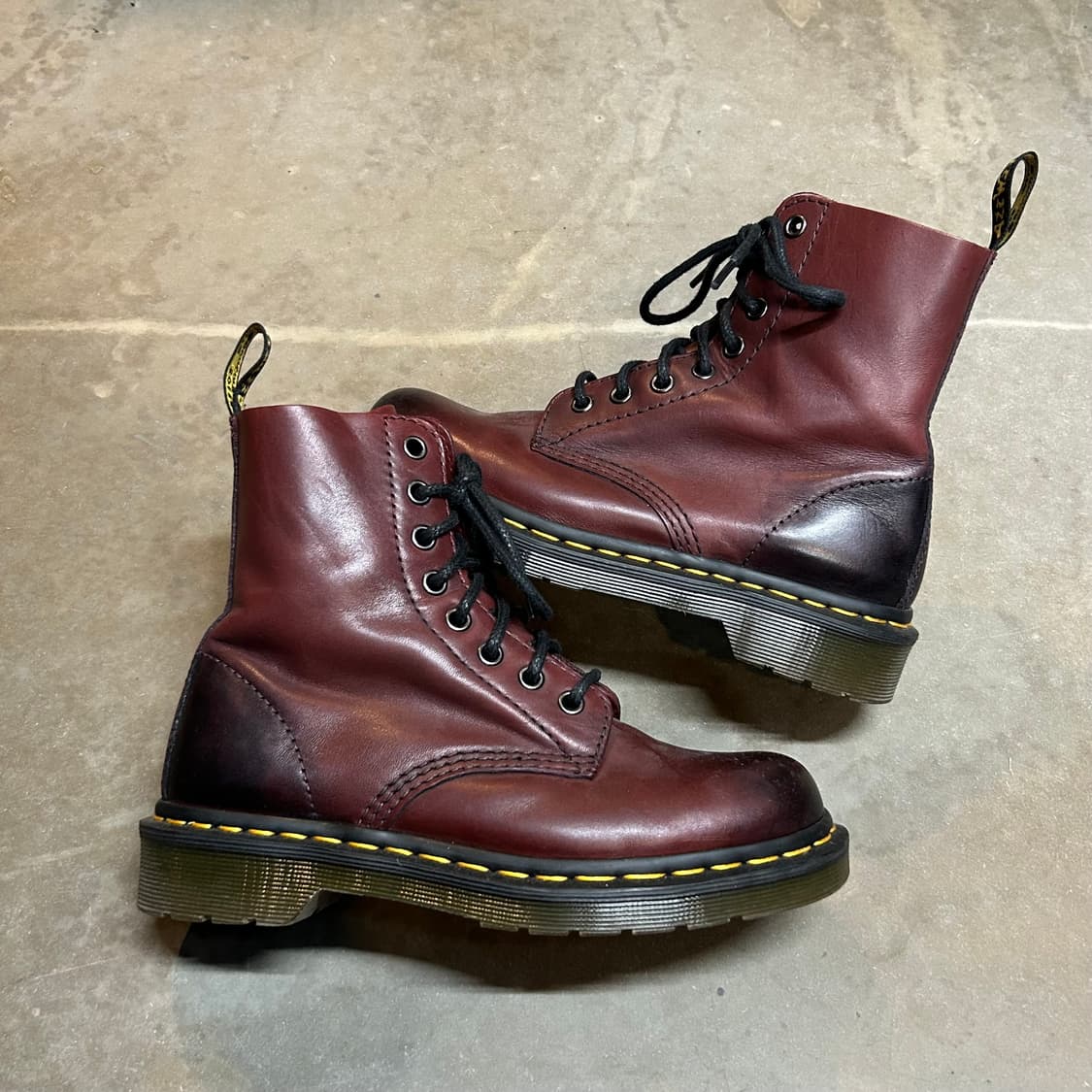 230) 닥터마틴 파스칼 8홀 체리 버건디/블랙 부츠 상품이미지1