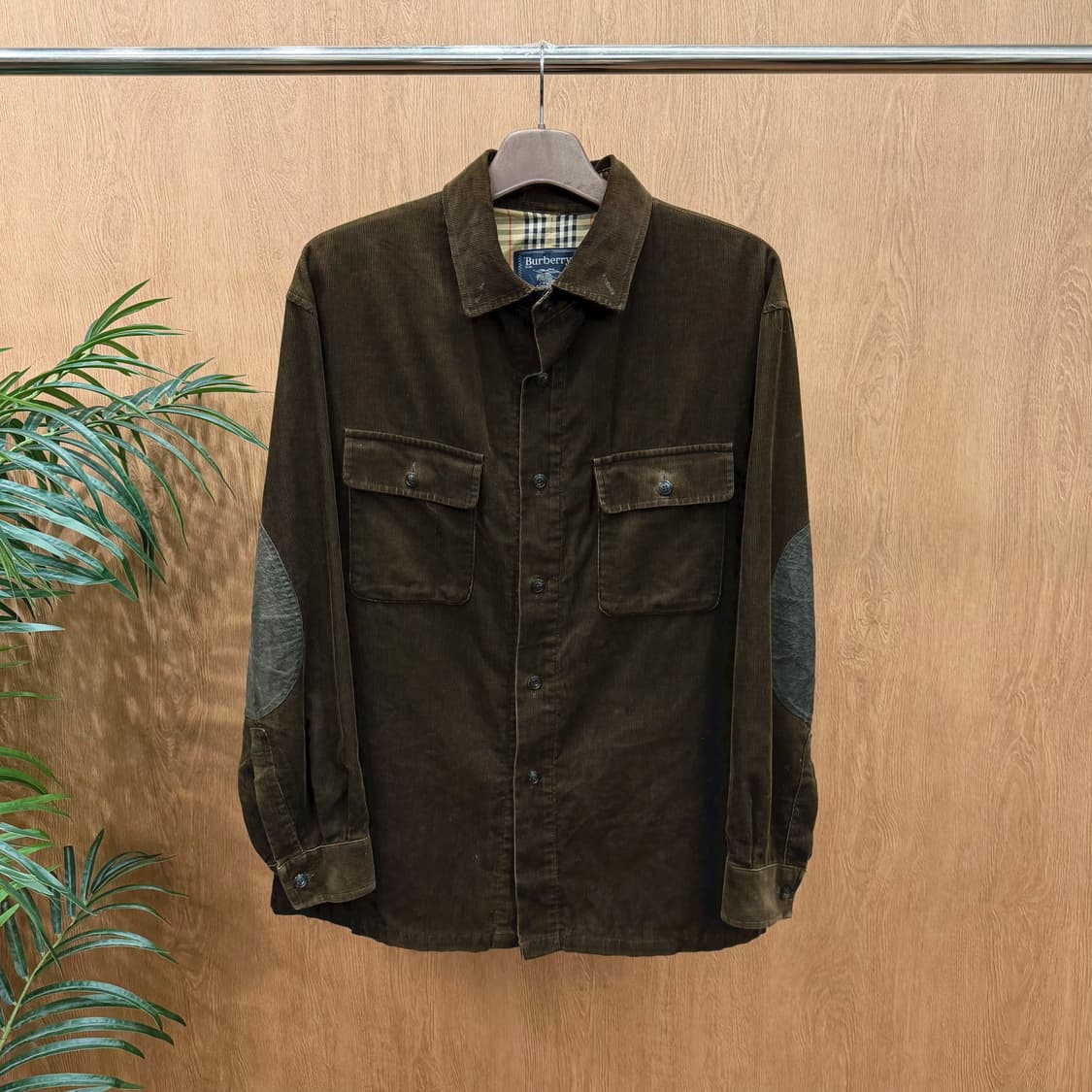 버버리 코듀로이 셔츠 배색 엘보 패치 디테일 레귤러핏 다크 브라운 상품이미지1