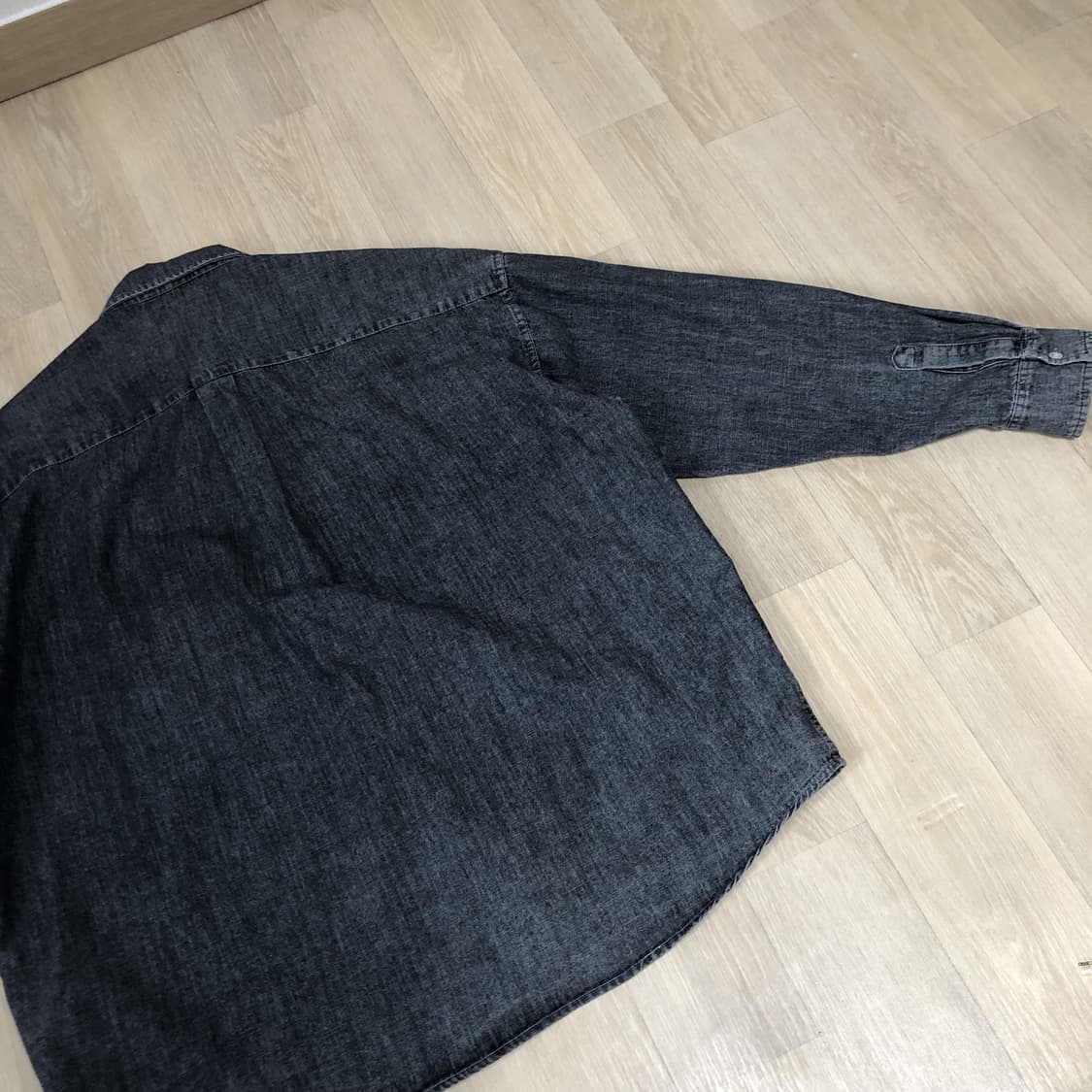 (L) 파르티멘토 PARTIMENTO 오버사이즈 스톤 워싱 데님셔츠 블랙 상품이미지6