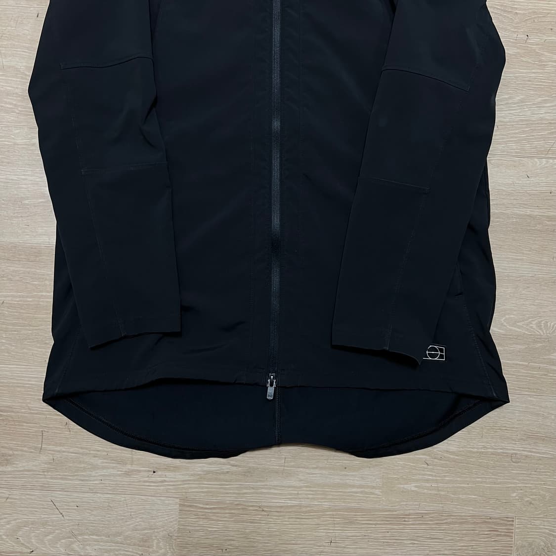 언더아머 여성 핏티드 로고 포인트 바람막이 자켓 [블랙] L/100 상품이미지3