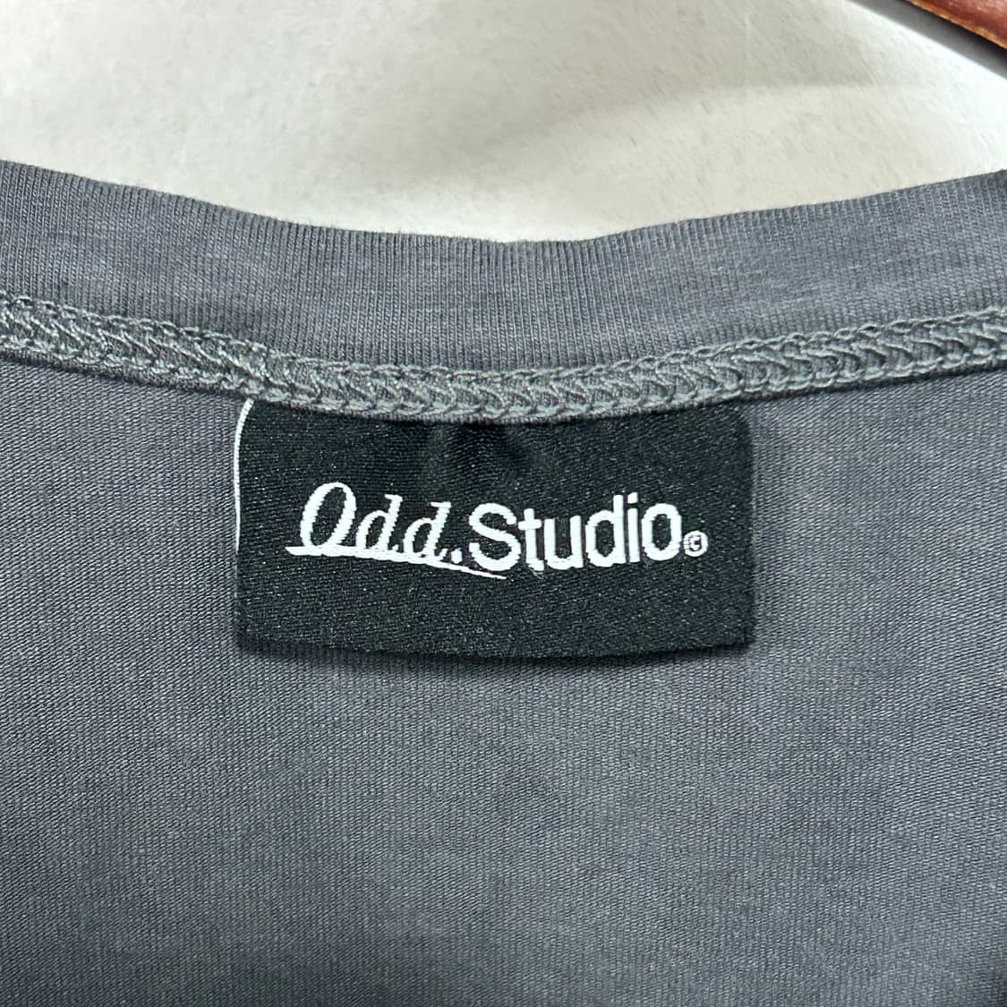 오드 스튜디오 콜라주 그래픽 크롭 티셔츠 차콜 상품이미지5