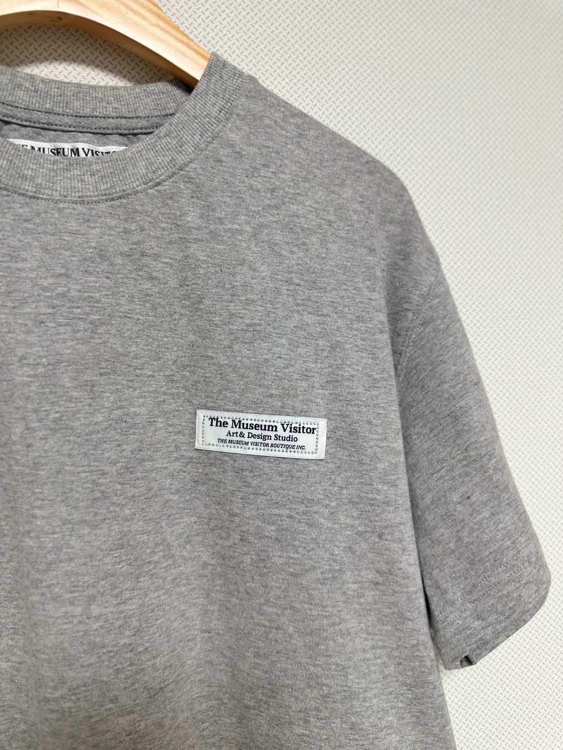 더뮤지엄비지터 실버 큐빅 스터드 로고 티셔츠 상품이미지4