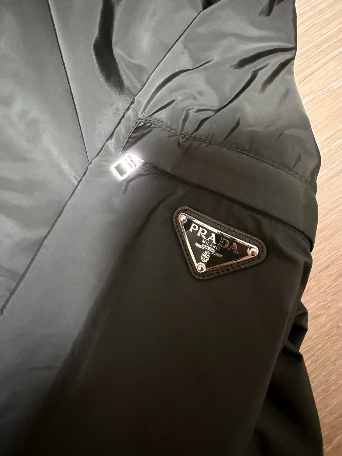 프라다 삼각로고 리나일론 바람막이 상품이미지2