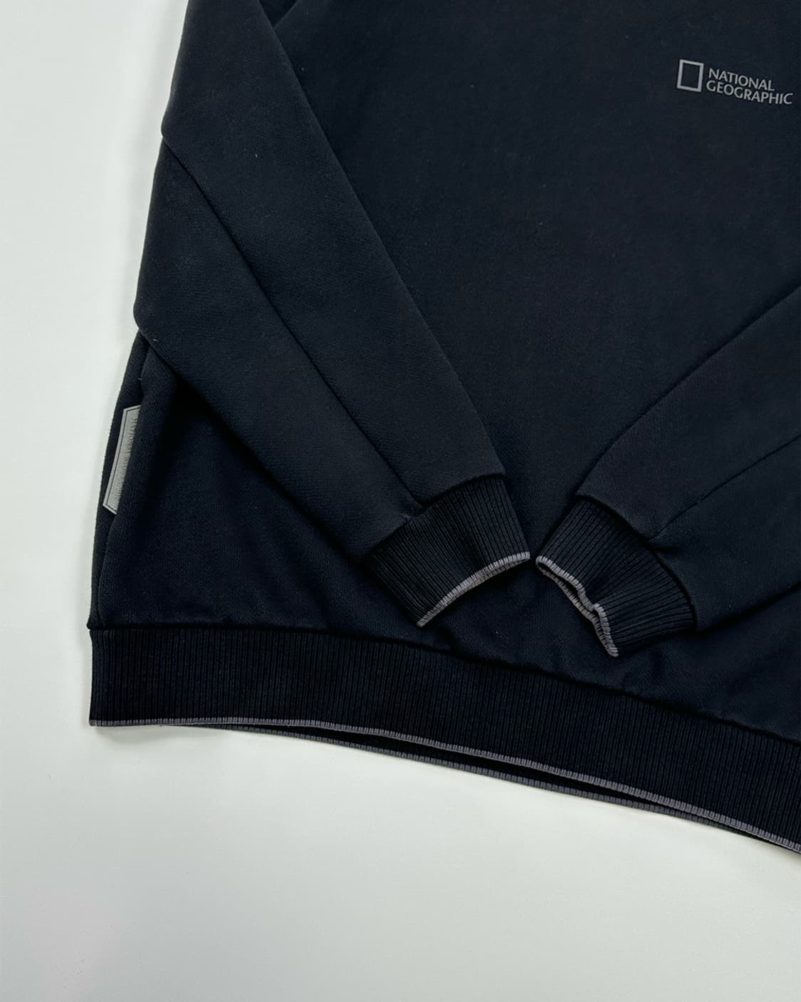 내셔널지오그래픽 맨투맨 블랙 상품이미지4