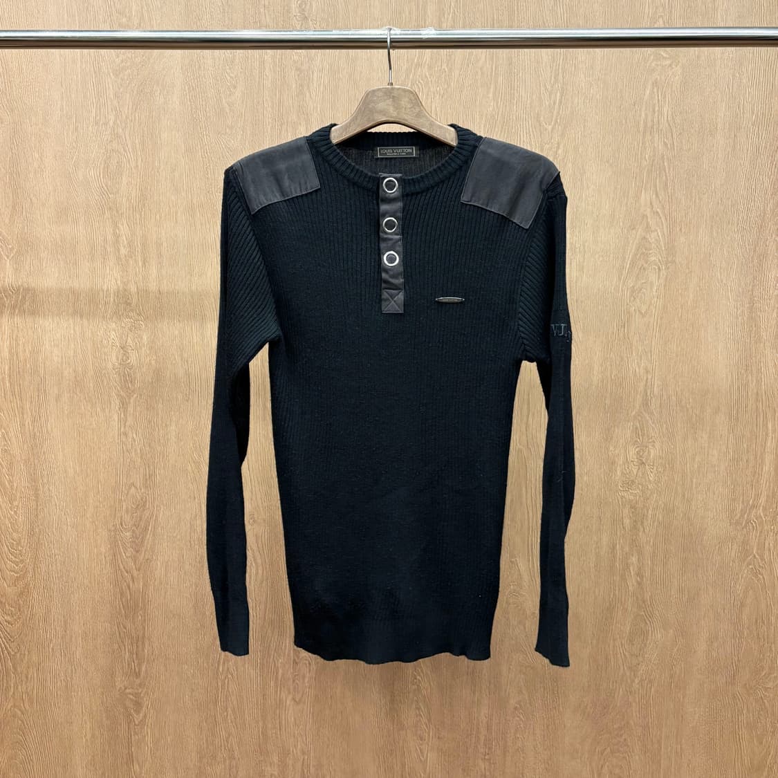 루이비통 긴팔 니트 숄더 레더 패치 소매 로고 자수 메탈 디테일 블랙 상품이미지2