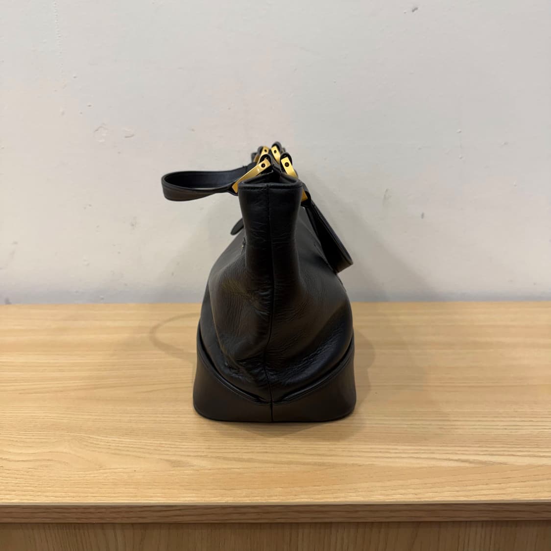 꾸레쥬 레더 토트백 빅 로고 엠보싱 골드 핸들 스트랩 파츠 디테일 블랙 상품이미지3