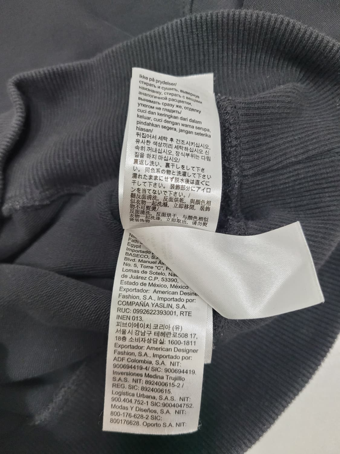 캘빈클라인 22FW 세미 크롭 하프 집업 맨투맨 / 여 XS 블랙 상품이미지9